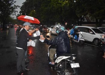Meski Diguyur Hujan, Pokja PWI Kota Bandung Semangat Bagikan Takjil Gratis untuk Pengendara