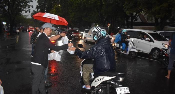 Meski Diguyur Hujan, Pokja PWI Kota Bandung Semangat Bagikan Takjil Gratis untuk Pengendara
