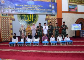 Prajurit Pasmar 1 Buka Puasa Bersama Komandan Korps Marinir