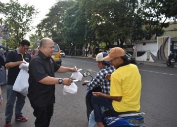 Ramadhan Berkah, Pokja PWI Kota Bandung Berbagi Takjil untuk Pengendara dan Warga sangat Antusias