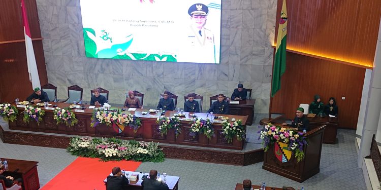 Dihadapan Ratusan Undangan, Ketua DPRD Hj. Renie Rahayu Fauzi buka Rapat Paripurna Hari Jadi ke 384 Kab. Bandung
