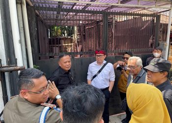 Anggota DPRD Kota Bandung, Andri Gunawan dan H. Sutaya Beri Arahan Solusi Penanganan Banjir di Kelurahan Gumuruh