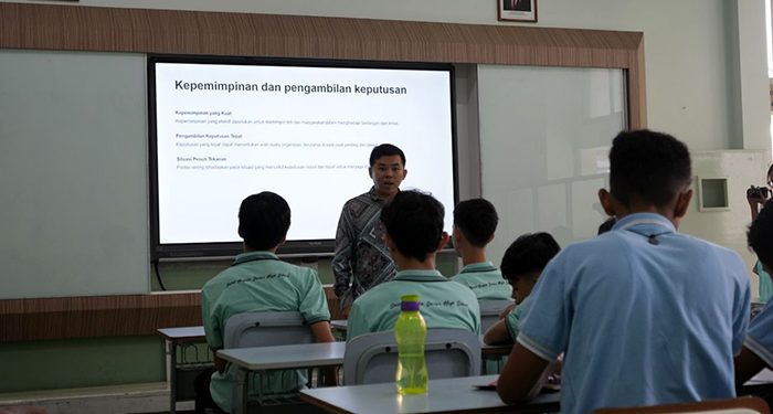DPRD Kota Bandung, Yoel Yosaphat Presentasikan Tugas Anggota Dewan pada Siswa SMA Santa Angela Bandung