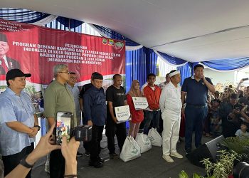 100 Paket Sembako dari BAZNAS Jabar untuk Warga di Program Bebenah Kampung