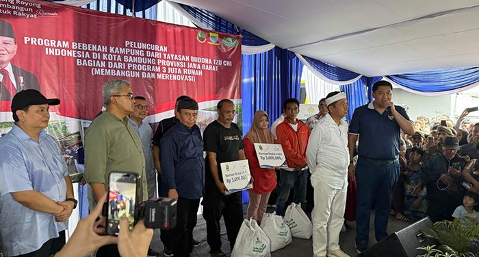 100 Paket Sembako dari BAZNAS Jabar untuk Warga di Program Bebenah Kampung