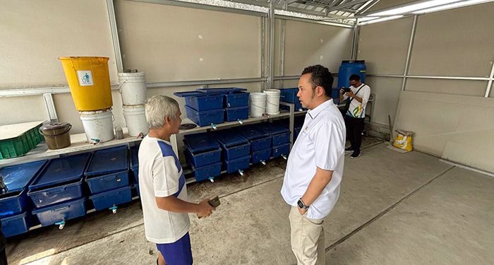 Anggota DPRD Kota Bandung,  Dr. Agung Tinjau Pengolahan Sampah RW 03 Kelurahan Cijagra