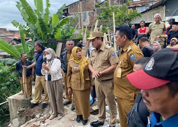 Tegaskan Penertiban Bangunan di Bantaran Sungai, Wakil Wali Kota Bandung Tinjau Lokasi Longsor di Sukajadi