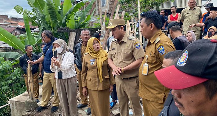 Tegaskan Penertiban Bangunan di Bantaran Sungai, Wakil Wali Kota Bandung Tinjau Lokasi Longsor di Sukajadi