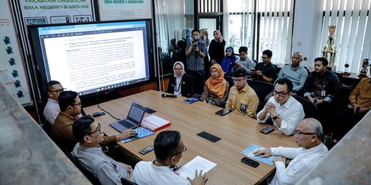 (Wamendikdasmen), Atip Latipulhayat Mengunjungi SMAN 1 Bandung