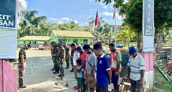 Sinergi Satgas Yonif 131/Brajasakti dengan Warga Perbatasan Papua melalui Budaya Gotong Royong
