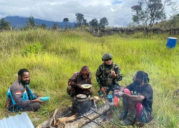 Anjangsana di Negeri Awan: Saat Prajurit TNI Menyulut Hangat di Tengah Dinginnya Puncak
