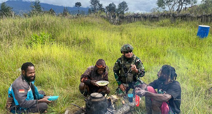 Anjangsana di Negeri Awan: Saat Prajurit TNI Menyulut Hangat di Tengah Dinginnya Puncak