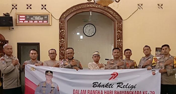 Sambut Hari Bhayangkara ke 79, Polsek Cimahi Bersih-bersih Masjid Gelar “Bakti Religi”