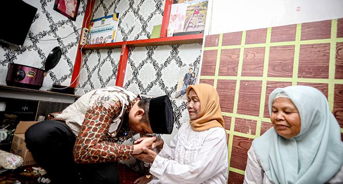 Wakil Wali Kota Bandung berikan Bantuan Bandung Nyaah ka Indung