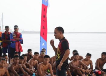 Danpasmar 1 Terjun Langsung Ikuti Renang Laut Bersama Prajuritnya