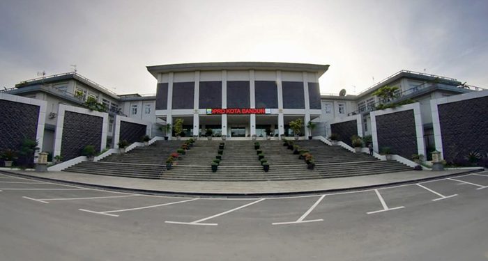 Wali Kota Bandung, Farhan Sampaikan Penjelasan Raperda Tentang Perubahan APBD 2025 di Rapat Paripurna