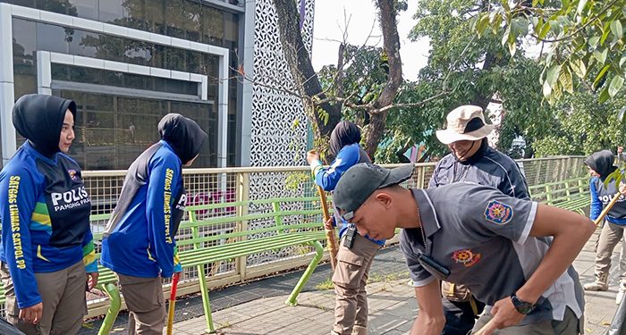 Hadirkan Ruang Publik Nyaman, Kolaborasi dan Gotong Royong Bersihkan Teras Cihampelas