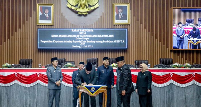 Raperda Perubahan APBD 2025 Kota Bandung Disahkan