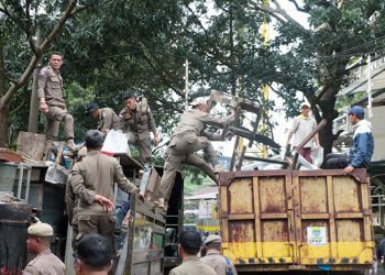 Satpol PP Bandung Tertibkan PKL di 6 Titik Lokasi dan Langsung Bongkar 42 Kios Liar