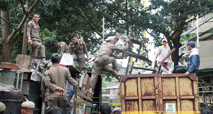 Satpol PP Bandung Tertibkan PKL di 6 Titik Lokasi dan Langsung Bongkar 42 Kios Liar