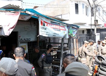 Satpol PP Kota Bandung Bongkar Bangunan Liar di Cibaduyut