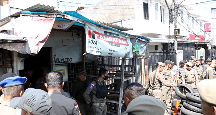 Satpol PP Kota Bandung Bongkar Bangunan Liar di Cibaduyut