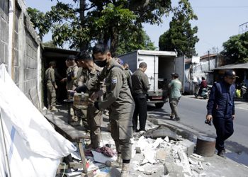 Satpol PP Tertibkan 5 PKL dan Bangunan Liar di 2 Kecamatan