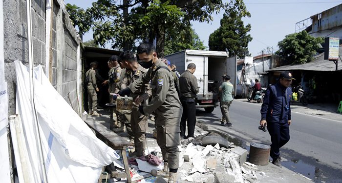 Satpol PP Tertibkan 5 PKL dan Bangunan Liar di 2 Kecamatan
