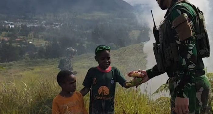 Wujud Kepedulian TNI Lewat Anjangsana Humanis di Kampung Wako