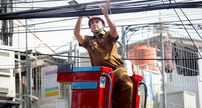 Diskominfo Kota Bandung Tangani Aduan Kabel Udara Menjuntai di Jalan Laswi