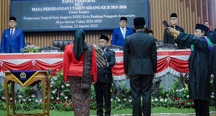 Dua Anggota DPRD Kota Bandung PAW Periode 2024–2029 Diambil Sumpah