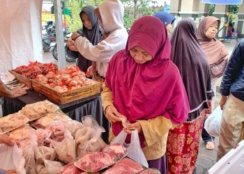 Hujan Deras tak Surutkan Warga Serbu Bazar Murah Bandung