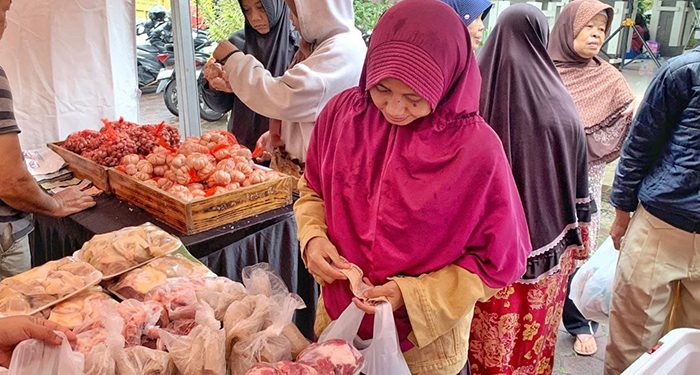 Hujan Deras tak Surutkan Warga Serbu Bazar Murah Bandung