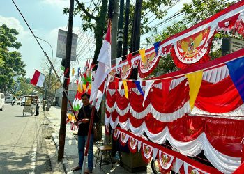 Pedagang Bendera Ramaikan Kota Bandung Jelang 17 Agustus, Merah Putih Berkibar