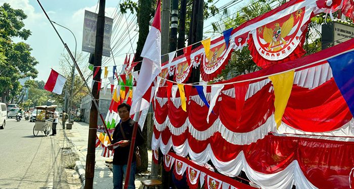 Pedagang Bendera Ramaikan Kota Bandung Jelang 17 Agustus, Merah Putih Berkibar