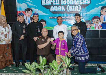 Bandung Pecahkan Rekor MURI, Serahkan 52.010 Kartu Identitas Anak