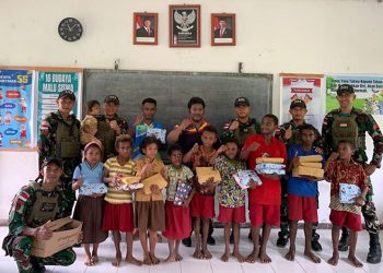 Tawa dan Semangat Merah Putih Warnai Lomba Satgas Yonif 131/Brajasasakti Bersama Anak-anak SD Kampung Yetti