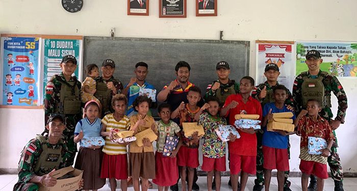 Tawa dan Semangat Merah Putih Warnai Lomba Satgas Yonif 131/Brajasasakti Bersama Anak-anak SD Kampung Yetti