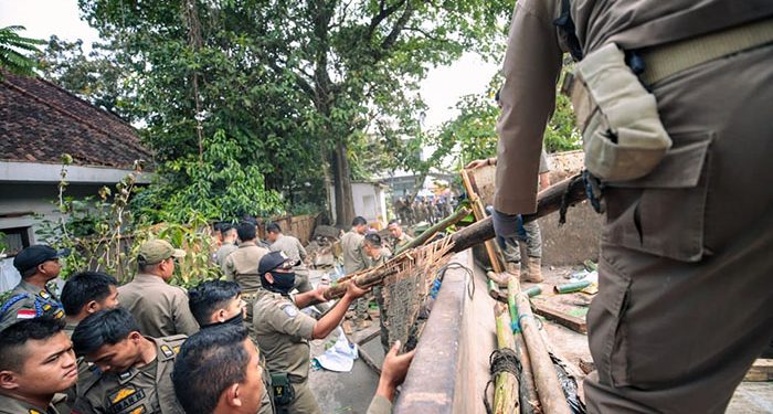 Belasan PKL dan Bangunan Liar di Jalan Waspada dan Anggrek di Tertibkan Satpol PP Kota Bandung