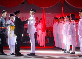 Farhan Kukuhkan 100 Anggota Paskibraka Kota Bandung Tahun 2025