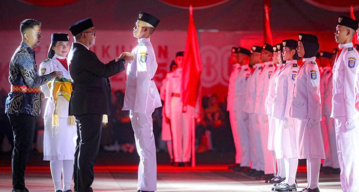 Farhan Kukuhkan 100 Anggota Paskibraka Kota Bandung Tahun 2025