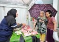 Warga Antusias Serbu Bazar Murah di Kecamatan Cibeunying Kidul walaupun Diguyur Hujan