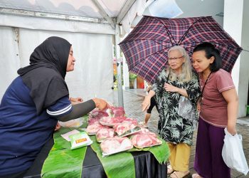 Warga Antusias Serbu Bazar Murah di Kecamatan Cibeunying Kidul walaupun Diguyur Hujan