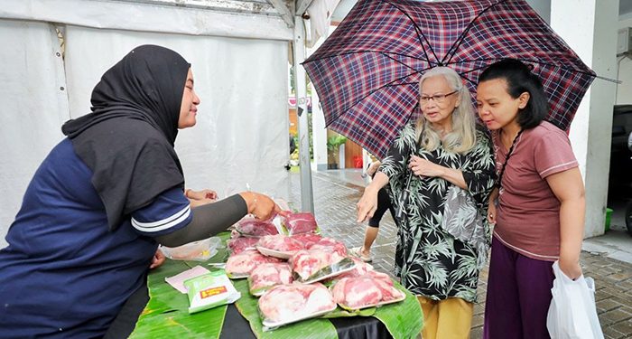 Warga Antusias Serbu Bazar Murah di Kecamatan Cibeunying Kidul walaupun Diguyur Hujan