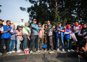 Ribuan Warga Gelar Aksi Bebersih Kota Bandung