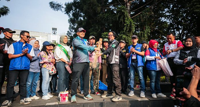 Ribuan Warga Gelar Aksi Bebersih Kota Bandung