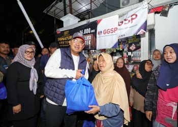 Wali Kota Bandung Salurkan Bansos Lansia sekaligus Siskamling