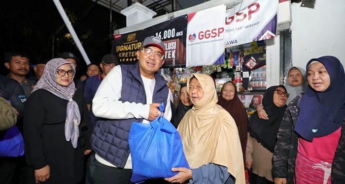 Wali Kota Bandung Salurkan Bansos Lansia sekaligus Siskamling