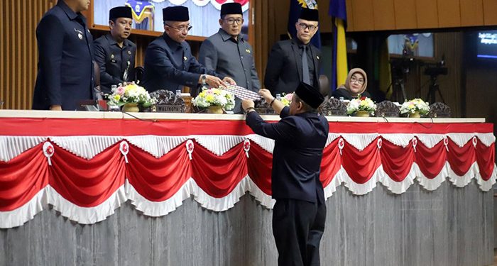 Pandangan Umum Bagi 4 Raperda Usulan Pemerintah Kota Bandung telah di Sampaikan oleh Fraksi Partai Golkar