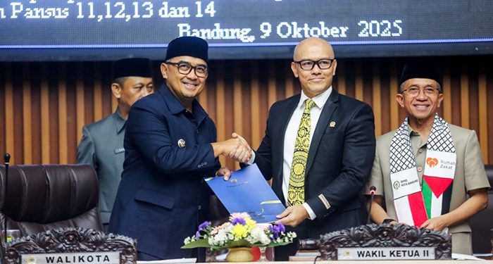 Pandangan Fraksi soal Empat Raperda, Wali Kota Bandung Sampaikan Jawabannya
